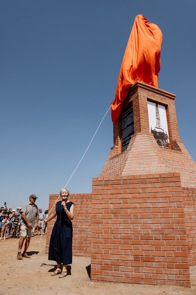 Lida Strydom, Orania-burgemeester, onthul die Krugermonument op Orania. (Foto: Cherise Barnard)