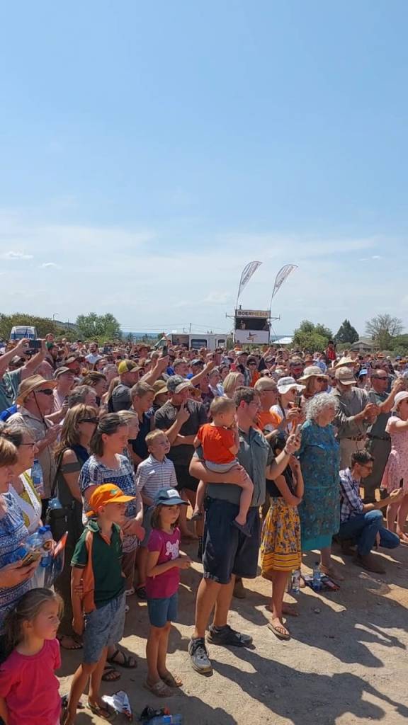 ’n Opgewonde skare mense by die onthulling van die Krugermonument. (Foto: Cara Tomlinson)