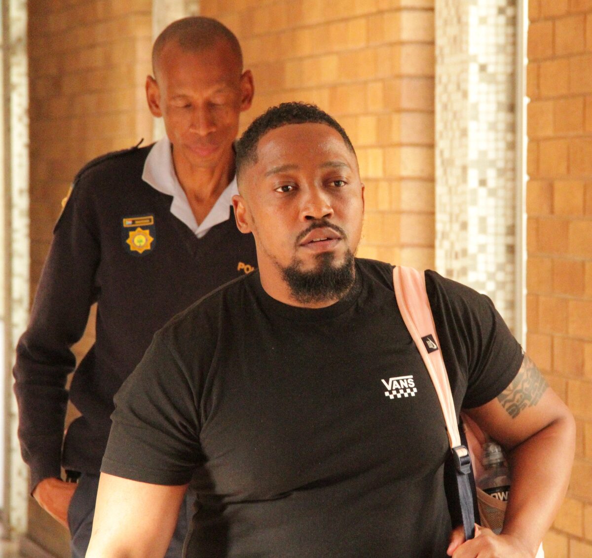 Henderson-verhoor: ‘Skieter het naby bakkie gestaan toe 10 skote afgevuur is’