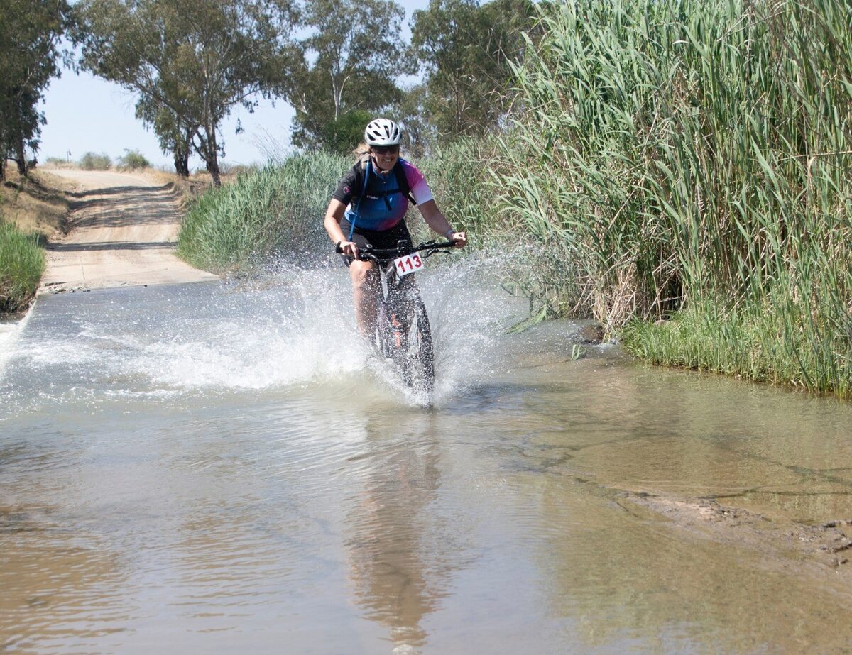 Cycling on gravel roads does not exclude to possibility of getting wet.