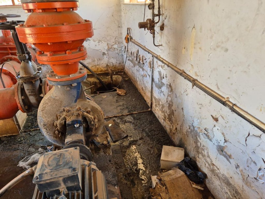 Die masjienkamers is vul met oop elektriese drade.