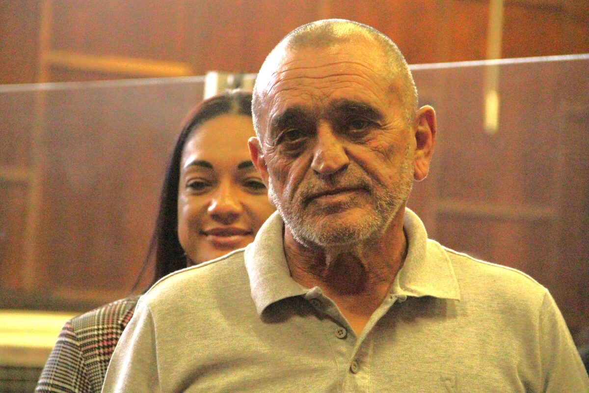 Adv. Celeste Nameka stap agter haar pa, Clive Ferris, by die beskuldigdebank uit.