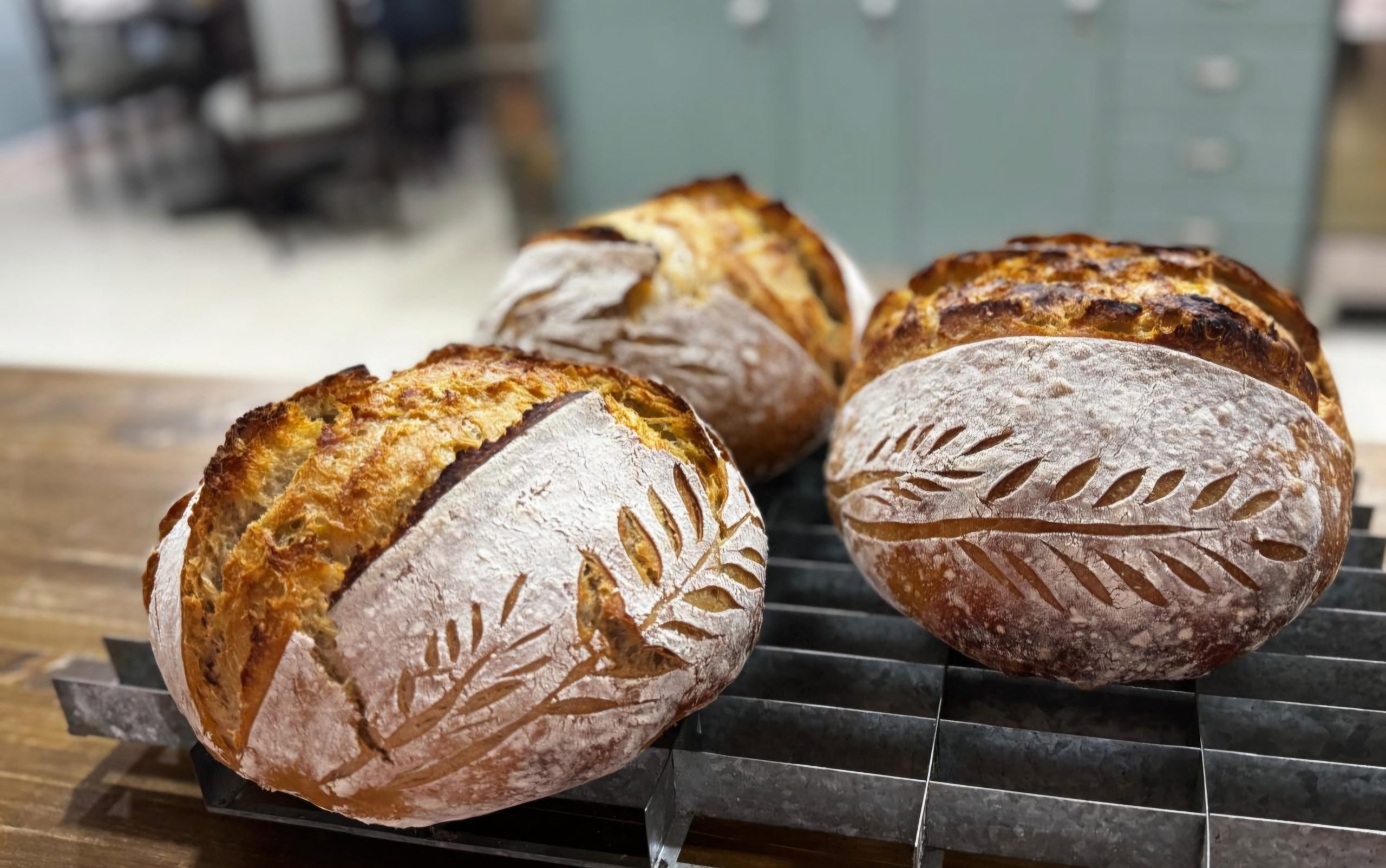 Ubert de Vries bak brood vir ‘n plaaslike koffiewinkel op die dorp. Foto: Verskaf
