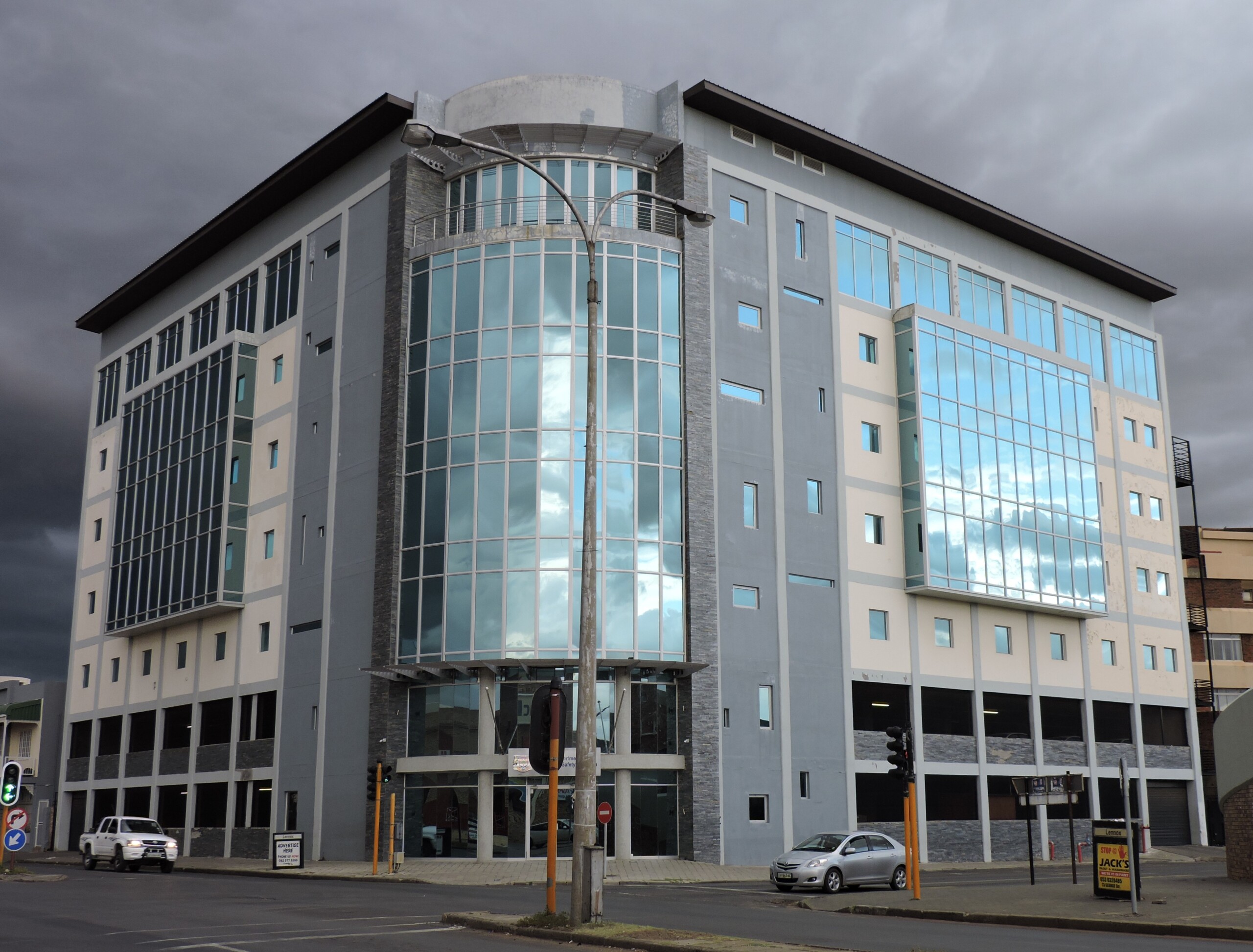 Departement weer verhinder om gebou te betree; bittere stryd duur voort in hof