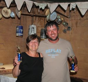 Lede van veerpyltjieklub in die kol met spel, uitreik na jeugdiges