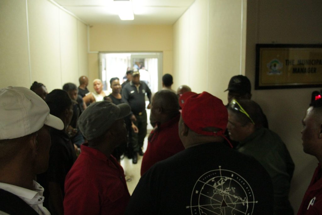 Thapelo Matlala, stadsbestuurder van die Sol Plaatje-munisipaliteit in Kimberley, beplan om Vrydag na sy kantoor terug te keer in nog ’n poging om te begin werk nadat sy skorsingstydperk verval het.
Die speaker, Dipuo Peters, voer egter aan hy is steeds geskors ná ŉ besluit op Donderdag se spesiale raadsvergadering.
Toegang tot sy kantoor is vroeër vandeesweek bemoeilik nadat amptenare die slotte en toegangskode van die gangdeur wat na sy kantoor lei, verander het. Die raad het hom ook met ŉ interdik gedreig sodat hy nie kantoor toe kom nie.