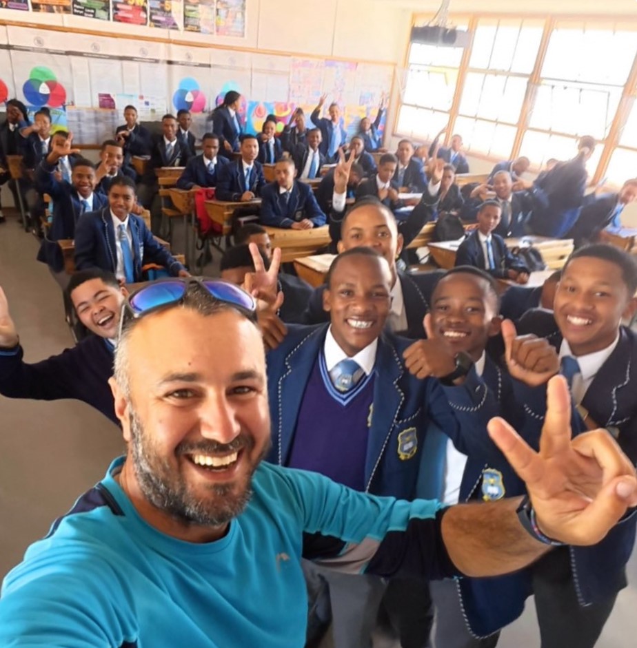 Jordanian adventurer, Alaya, at a school in Beaufort West. PHOTO: Facebook / Hike With me