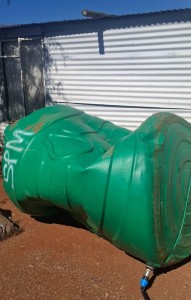 Inwoner veg om lewe ná gevulde munisipale watertenk op hom val