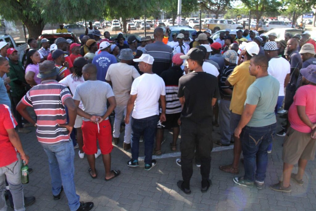 Ekapa mynwerkers by die premier se kantoor. 