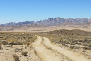 Hittegolf laat kraaie gaap in die weste terwyl hoendervel uitslaan in die ooste