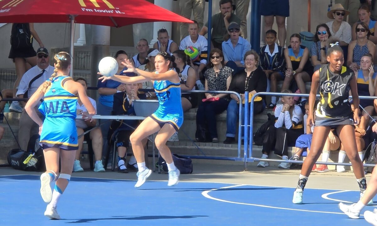 Mieke Müller van Hoërskool Diamantveld se eerste netbalspan. FOTO: Louis Botha Fotografie