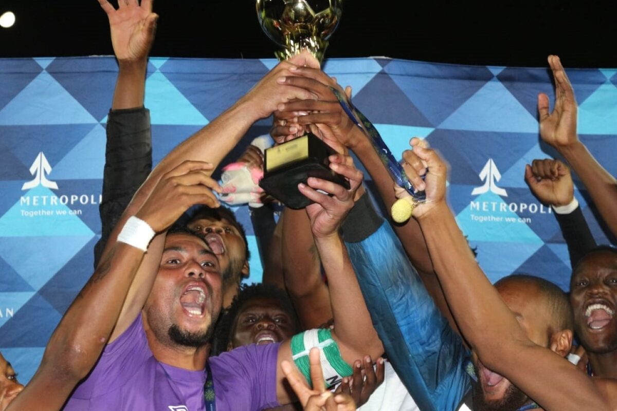 Kyle Peters, kaptein en doelwagter van Dawid Kruiper United, lig die wentrofee nadat hulle Rosedale United oortuigend met 5-2 verslaan het tydens die afgelope Cornald Mouers-toernooi in Upington. FOTO: Nick Pretorius