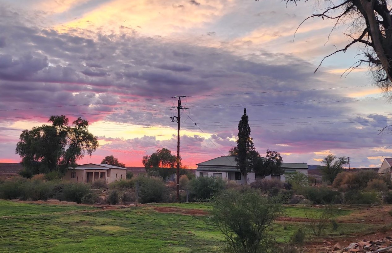 Middelpos: Karoo-dorp met hotel, winkel, en meer op veiling te koop