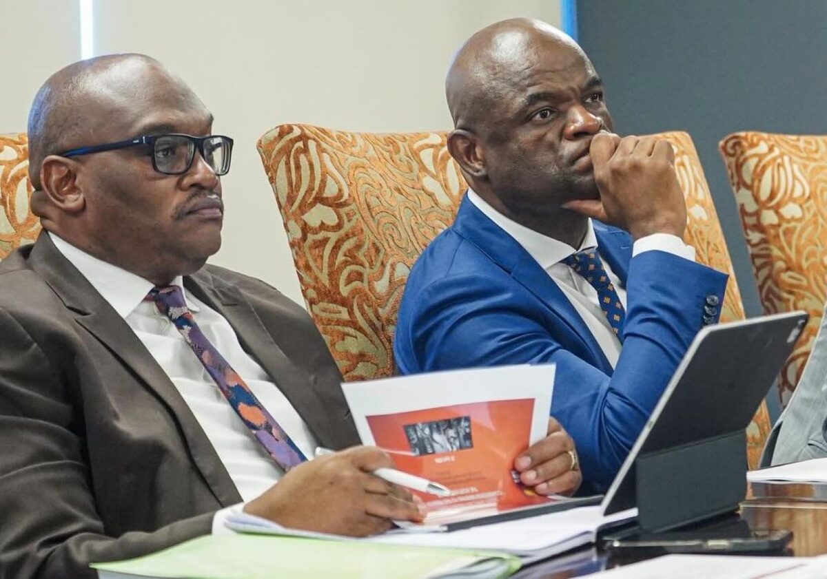 Dr. Zamani Saul (regs, premier van die Noord-Kaap) en Bentley Vass (LUR van die samewerkende regering) tydens die ontvangs van die MRK-verslag in Kimberley.