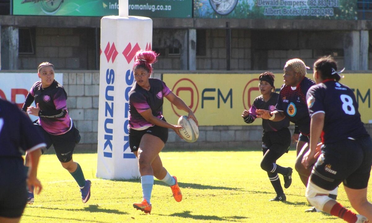 Keysha Jantjies mik om die bal uit te gooi.