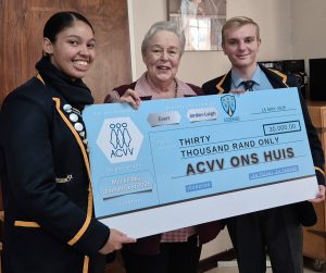 Mnr. en Mej. Diamantveld-finaliste woeker om oud en jonk te help