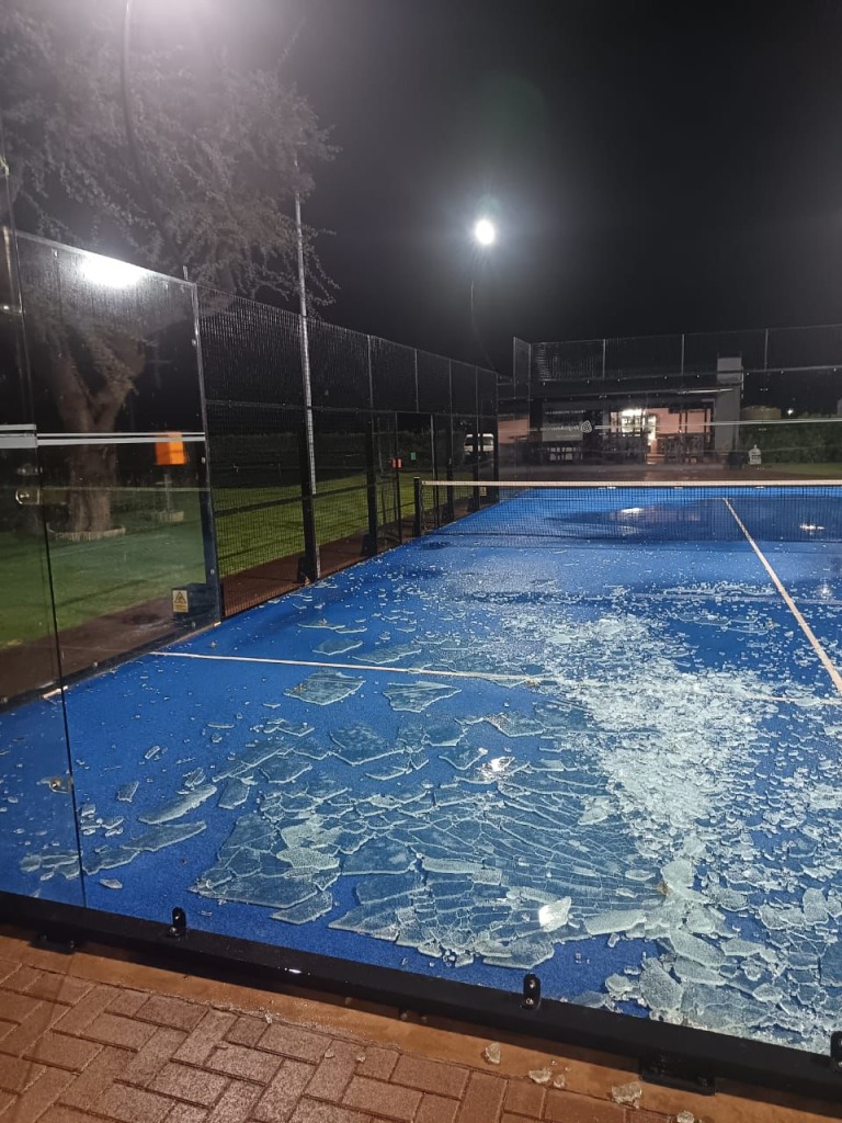 Die padelbaan by die Kalahari Country Club ná Maandagaand 4 Mei se storm in Kathu.