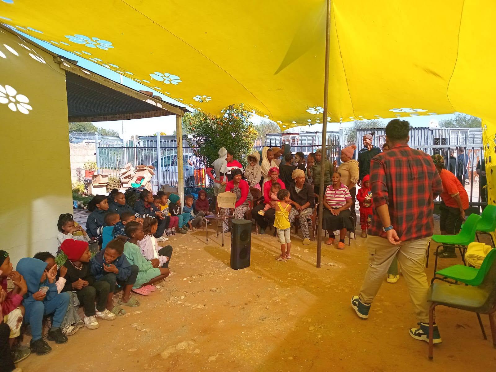 Sopkombuis en skool span saam en verbly harte met uitreikingsveldtog