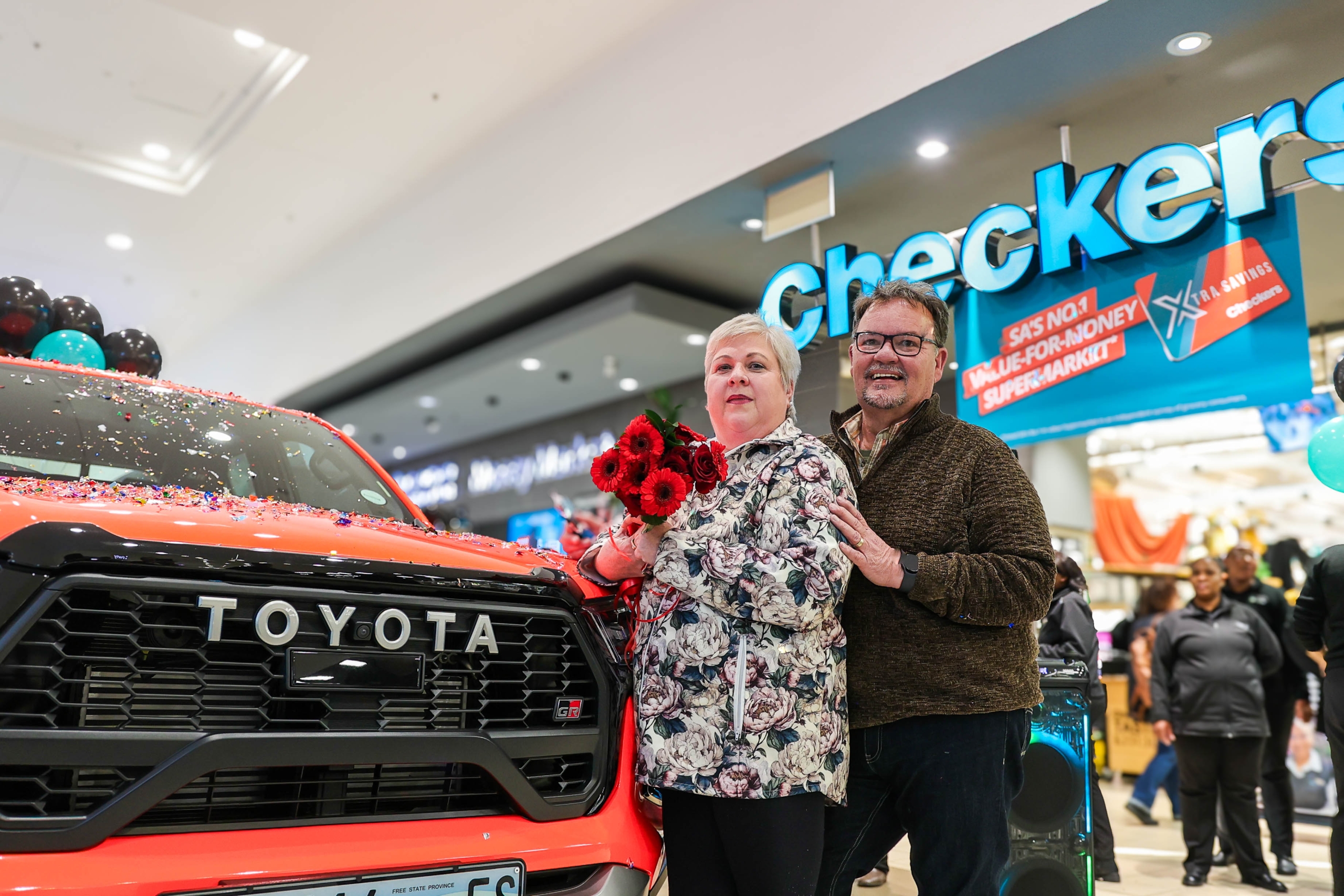 Elrita en Michael Hetzel by die splinternuwe Toyota Hilux wat Michael gewen het.