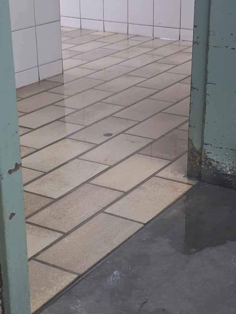 Oorstroomde toilette in die Kimberley-landdroshof.