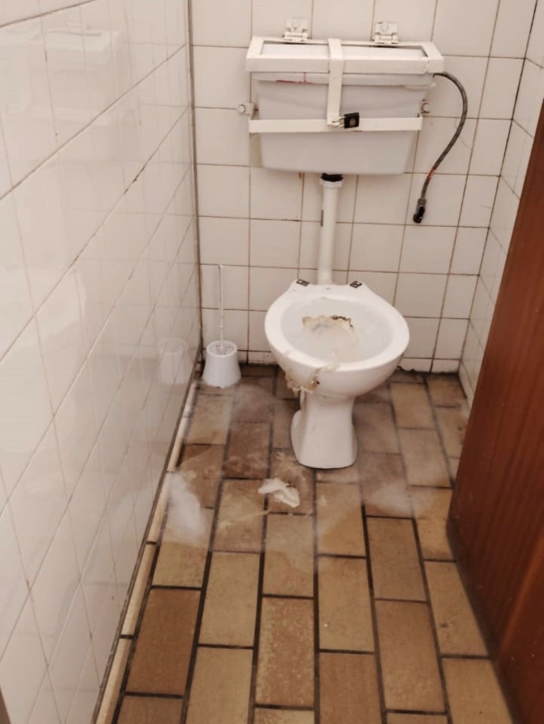Oorstroomde toilette in die Kimberley-landdroshof.