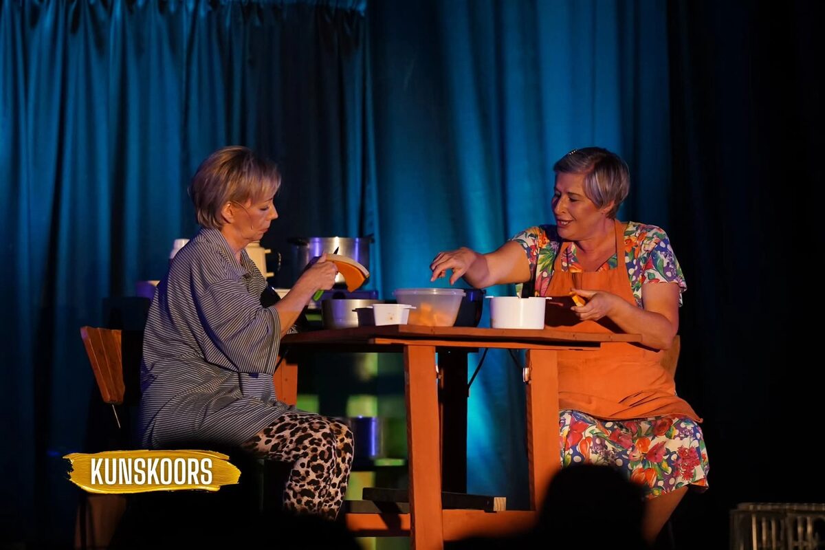 Emercia de Lange en Vinita Gouws op die verhoog in Duiwelsbrood.
