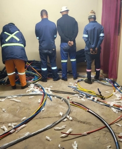 Ses van Sol Plaatje-munisipaliteit vas vir besit van vermoedelik gesteelde kabels