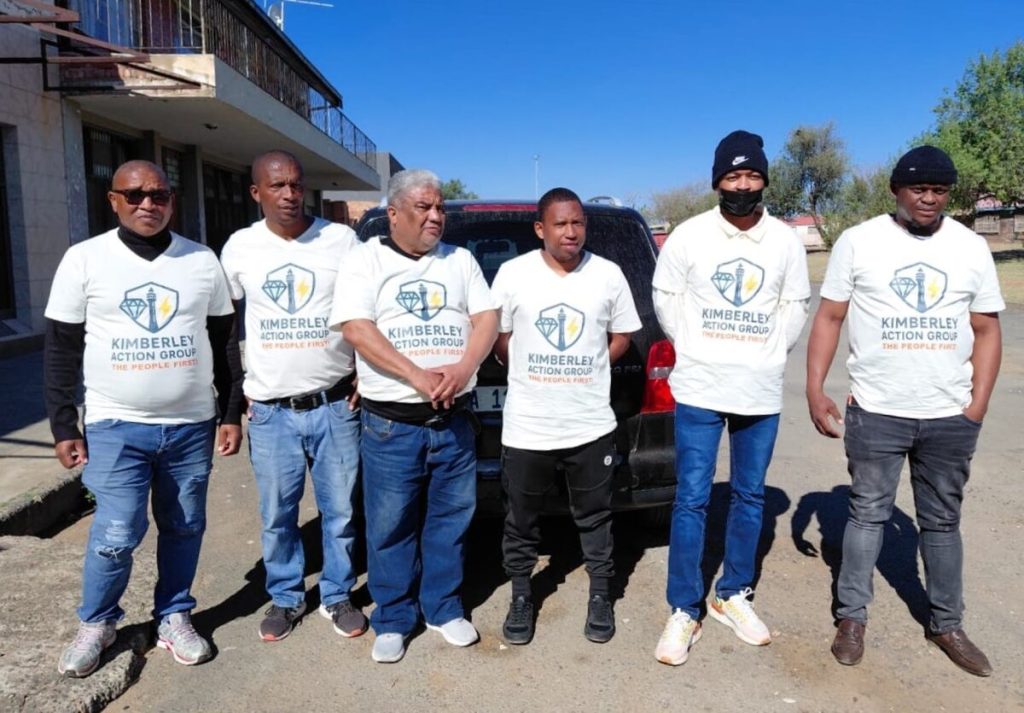 Lede van die Kimberley Action Group in Kimberley.