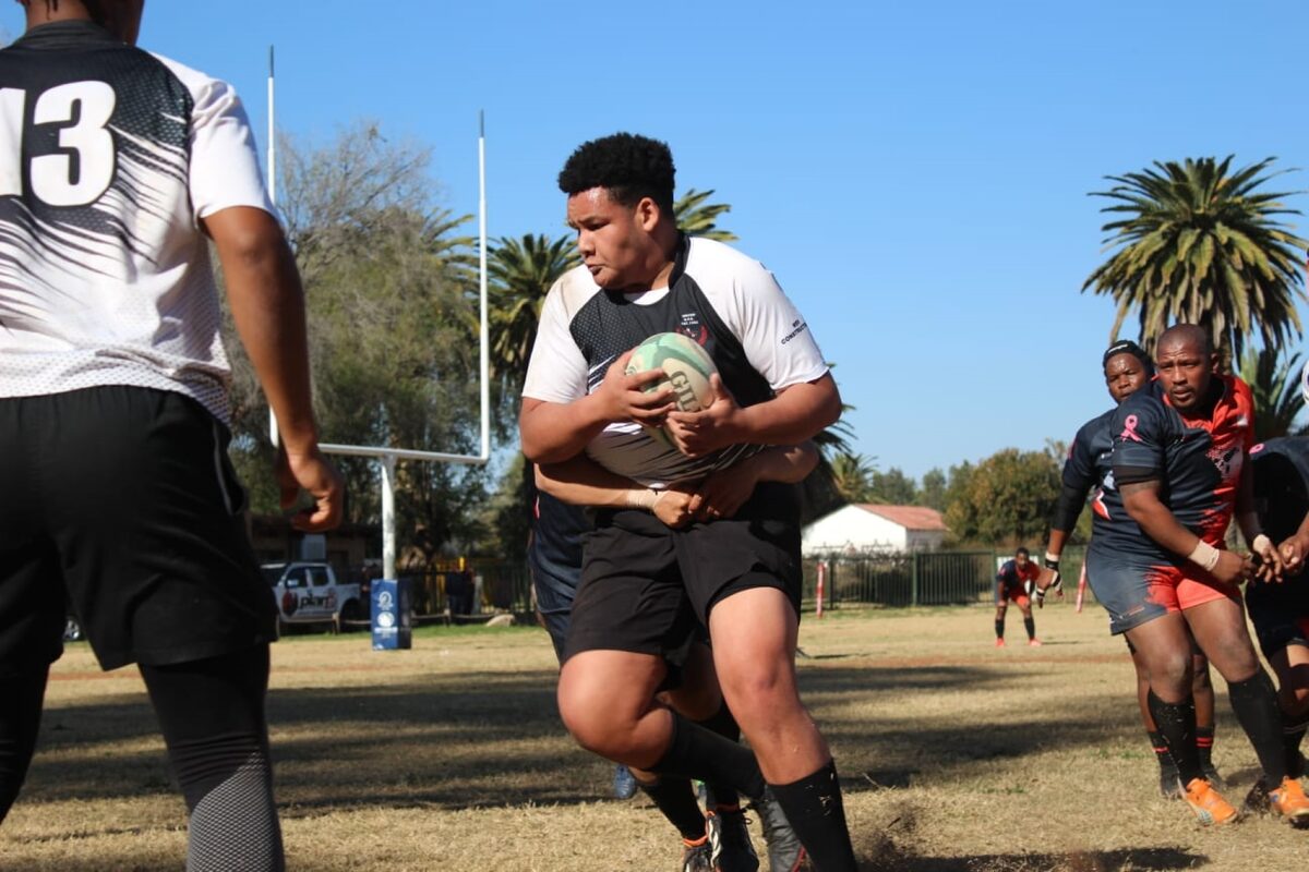 Tristan Wessels van Upington United beur vorentoe in Saterdag se ZF Mgcawu-ligawedstryd teen Sunwolves in Upington.