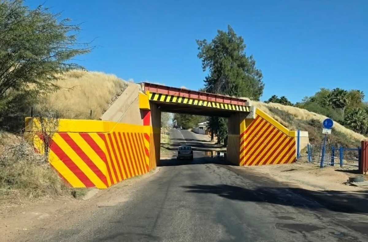 Die spoorwegbrug in Upington waarteen vragmotors gereeld vasry omdat dit te laag is.