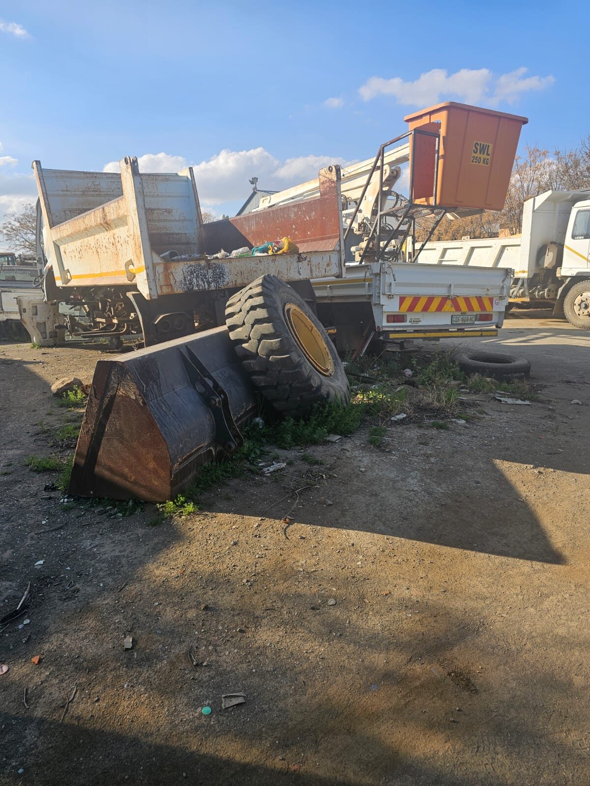 Van die vervalle padinstandhoudingstoerusting op die munisipale werf. 