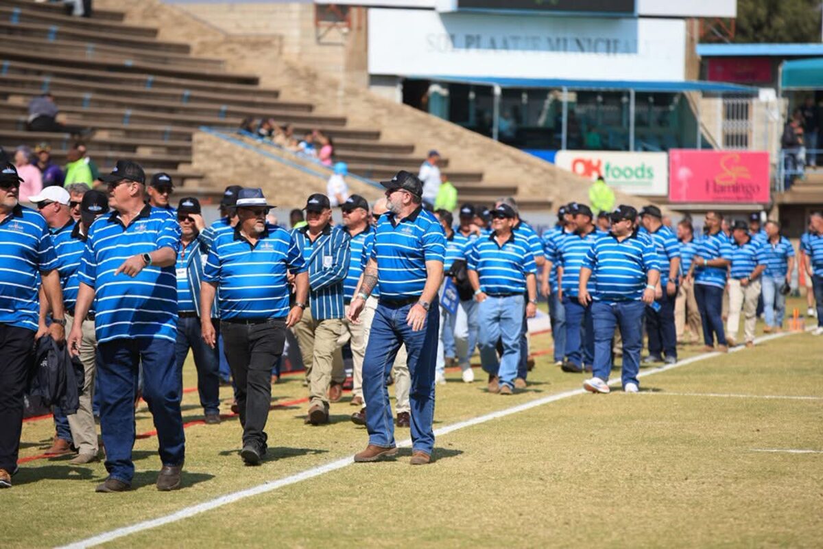 Die oud-Griekwaspelers loop om die rugbyveld voor Saterdag se wedstryd.