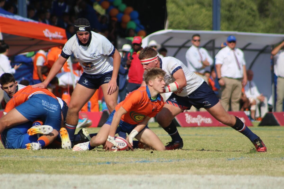 Uppies se skrummie word lastig geval deur 'n Velties-verdediger in Saterdag se harde groot interjol-kragmeting in die Dries Potgieter-stadion.
