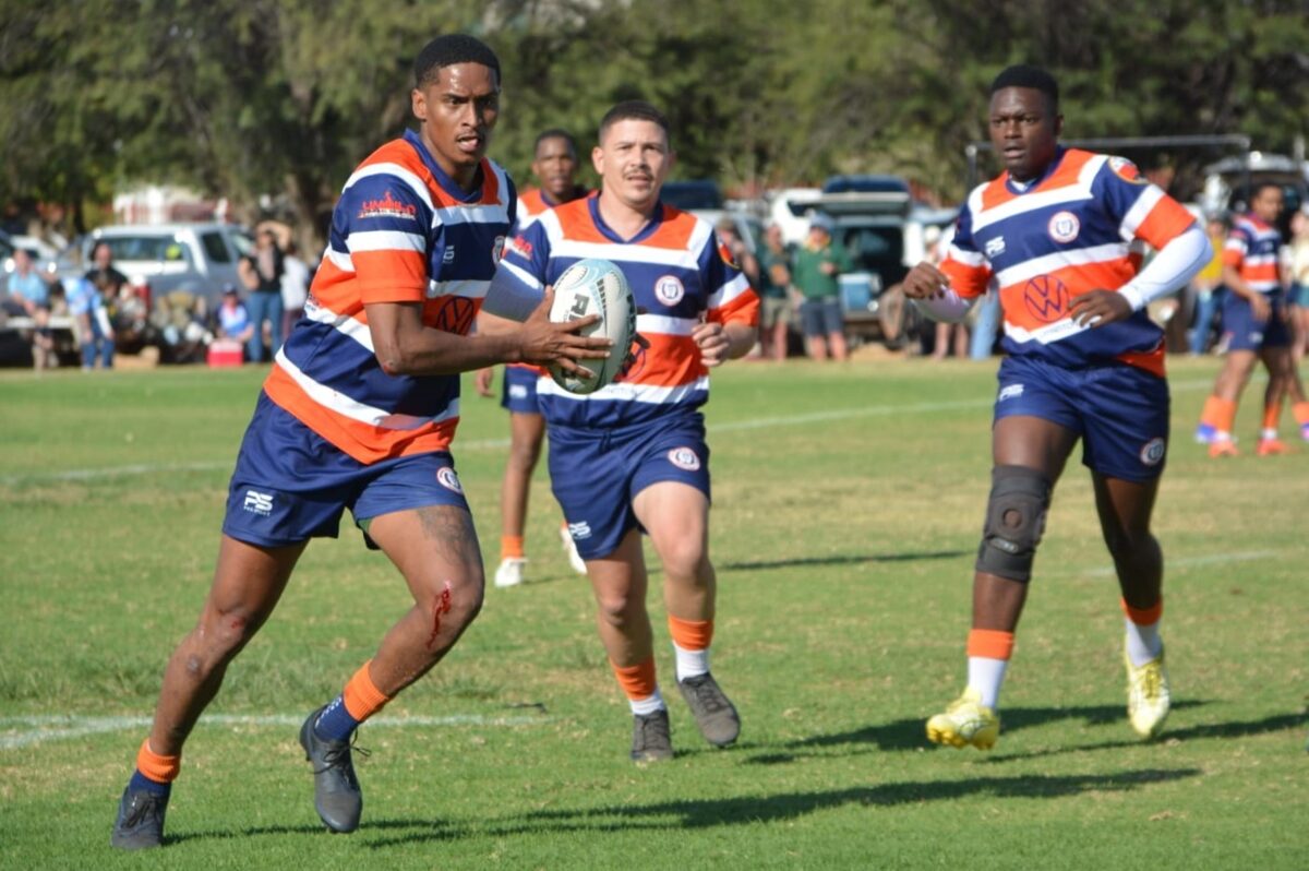 Ricoman Titus, binnesenter van DFC, maak van die minste geleenthede gebruik om aan te val.