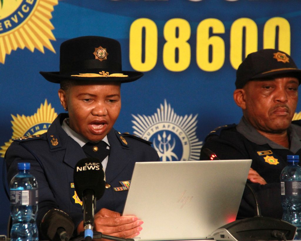 Lt.genl. Koliswa Otola, provinsiale polisiekommissaris, en brig. Samuel Mathe, provinsiale hoof van die misdaadregister.