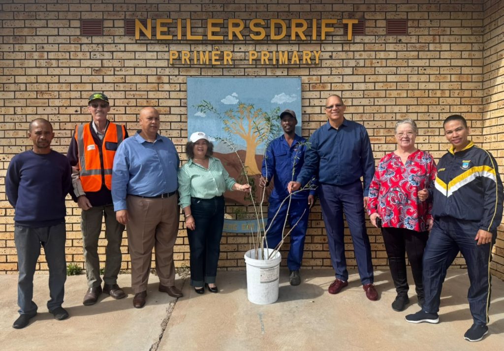 Van die betrokkenes tydens die boomplant-sessie by Neilersdrift- Intermediรชre Skool