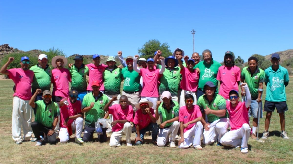 Die krieketspanne van die klubs Upington Dragons (in pienk) en Keimoes Tigers