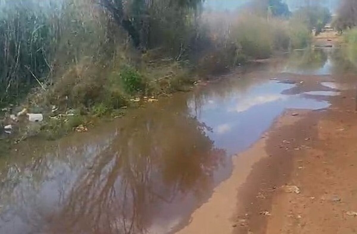 Rioolwater stroom in 'n pad af