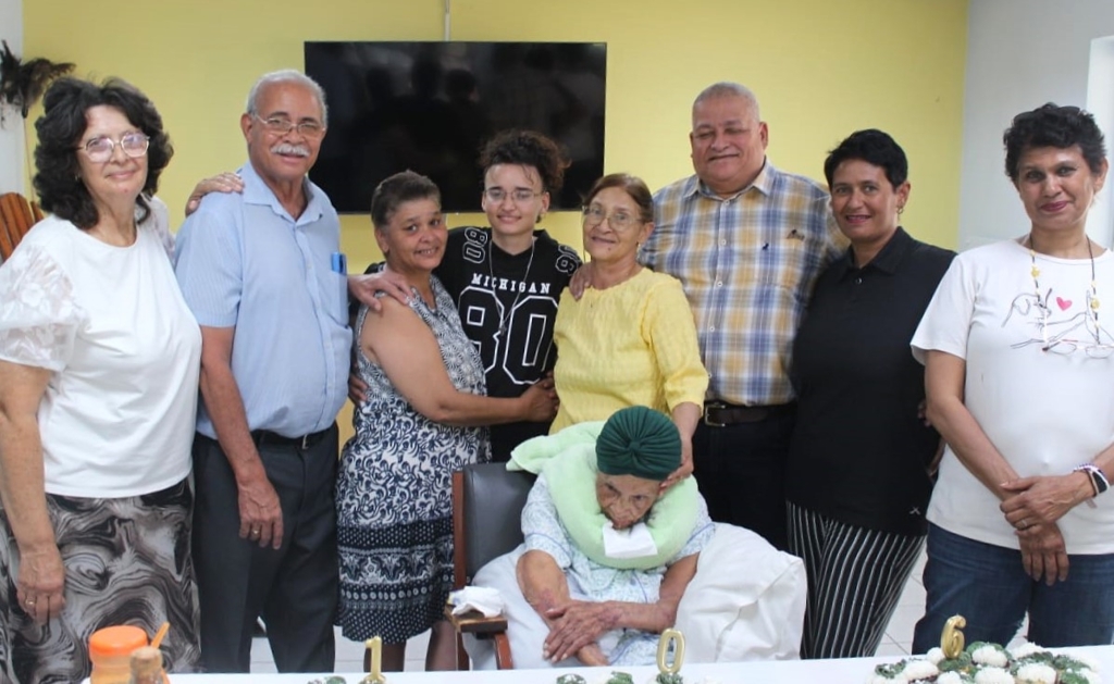 Ouma Pearl Hoff (106)
