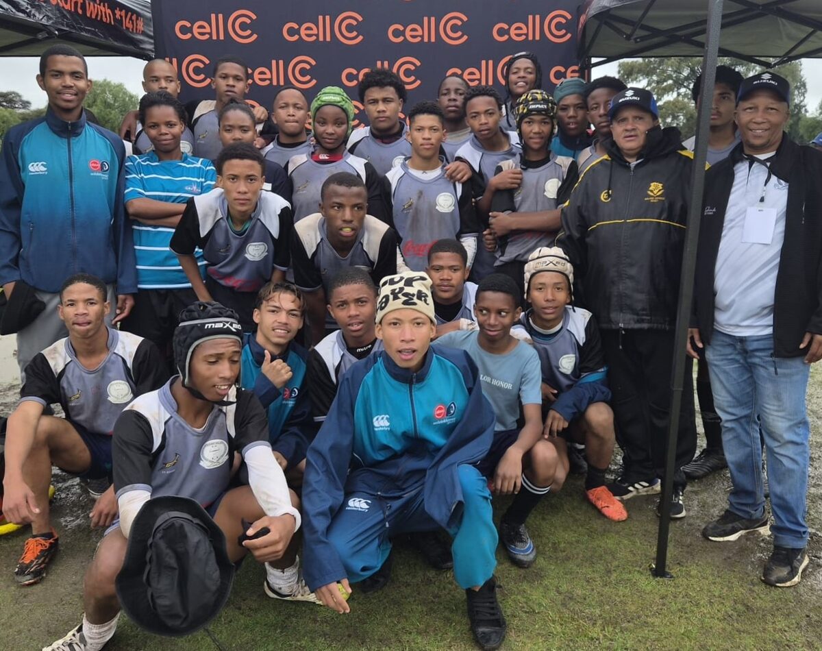Some of the team members of the Homevale High School (in grey, black and white) rugby team, with members of the Wildeklawer Academy.