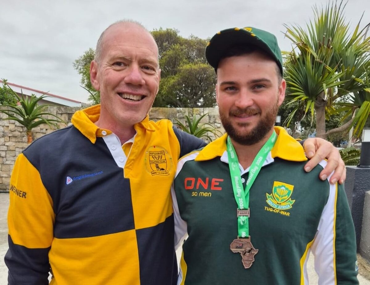 Petrus Ludwick (regs) van die Postmasburg Toutrekklub het sy nasionale kleure in die 680kg mans-afdeling verwerf. Sy span het 'n bronsmedalje gewen. By Ludwick is Werner Kleynhans, afrigter.