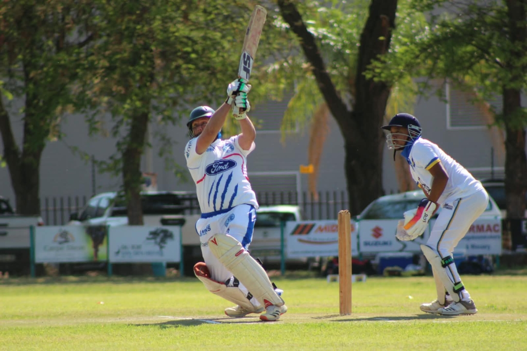 JP Theron, nr. 3-kolwer van Upington Lions-krieketklub, voer hier 'n haakhou uit .