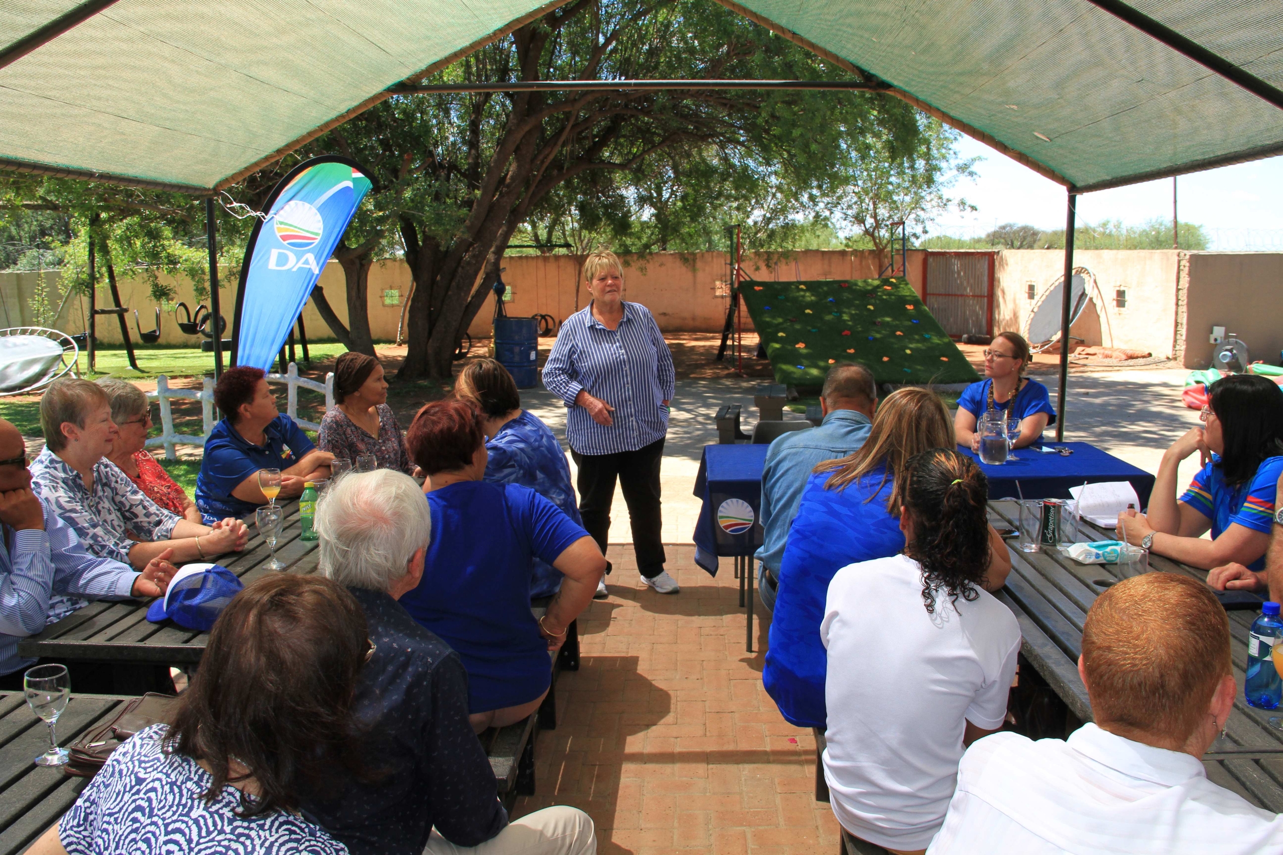 Glynnis Breytenbach, DA-LP praat met party-ondersteunerts in Kimberley. Foto: Charné Kemp
