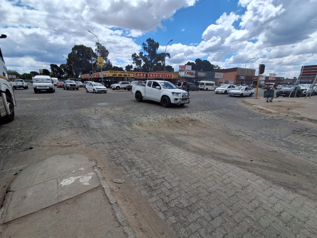 Diep slaggate op die hoek van Cecil Susmansstraat en Phakamile Mabijaweg