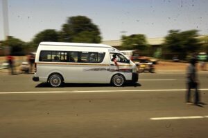 Kommer oor taxi’s wat deur woonbuurte jaag