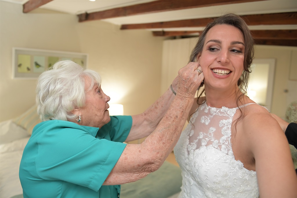 Ouma Gladys help vir Raath met een van haar oorbel