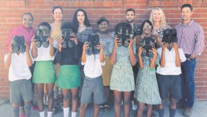 Finansiële adviseurs skenk skoene vir die nuwe skooljaar