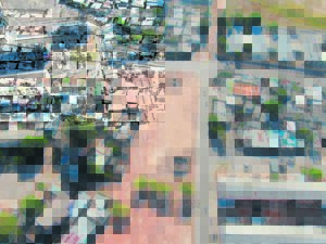 Drakenstein help inwoners van Rooiland huise herbou