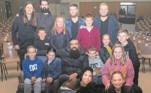 Jo Black laat kranse weergalm