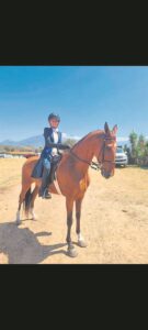 Karissa maak Hoof Prints-ryskool trots sweer